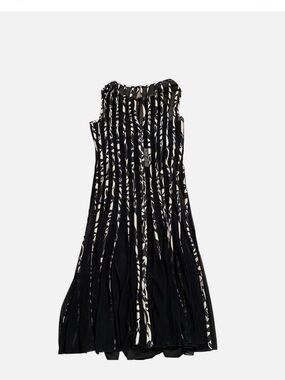 Xscape Black and White Pleated Midi Dress Size 8 New w/o tags